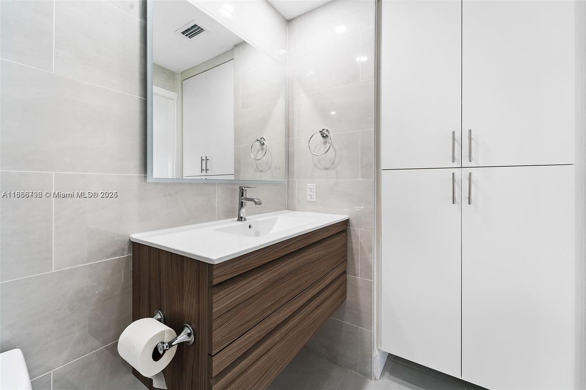 Bathroom, Interior, Recessed Lighting