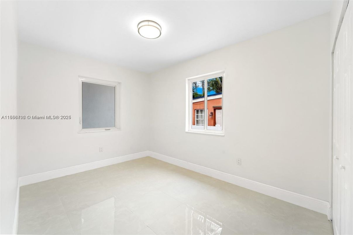 Empty room, Interior