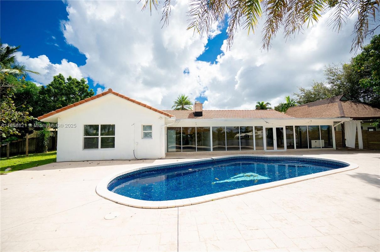 Exterior, Pool