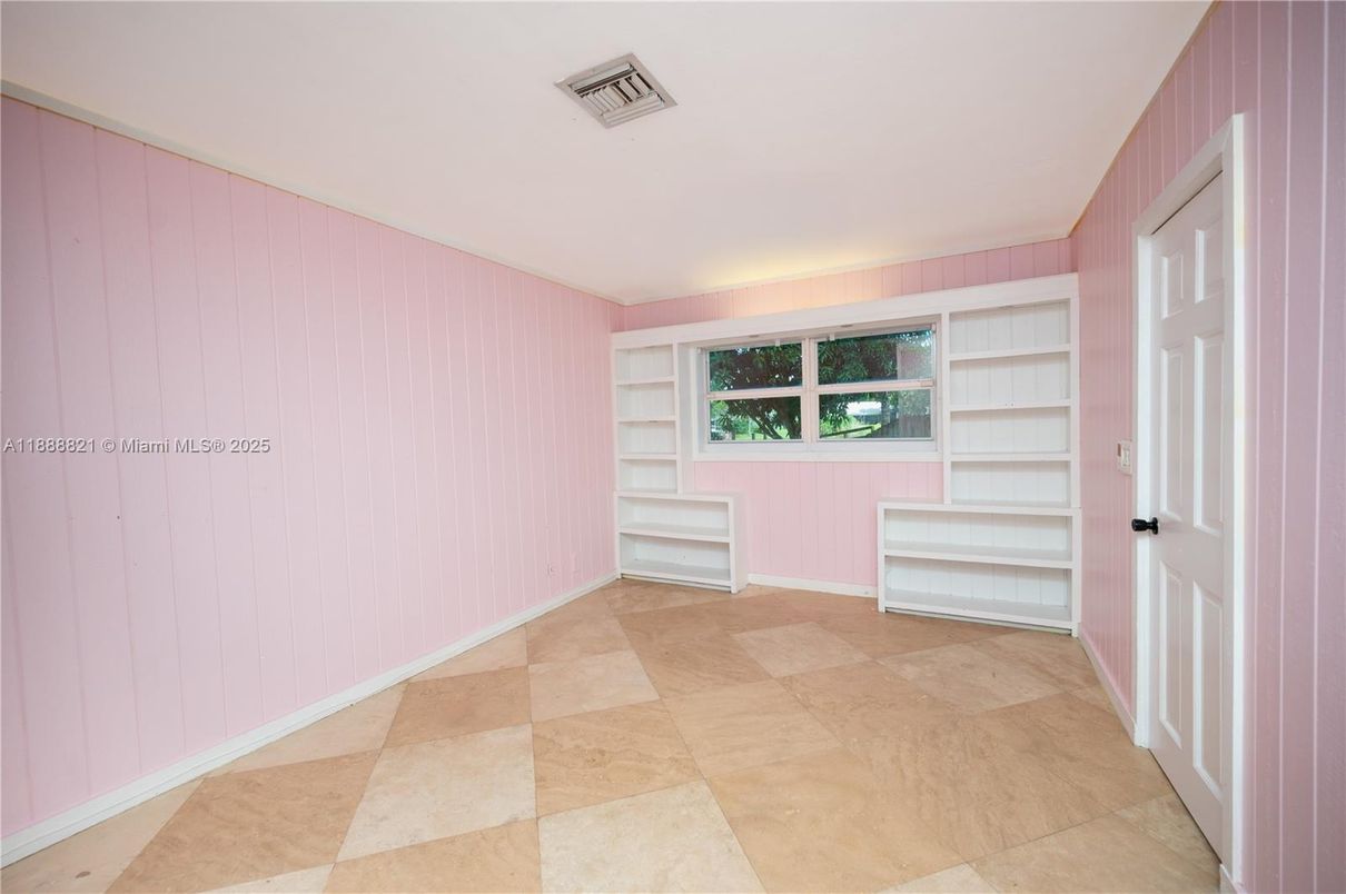 Empty room, Interior