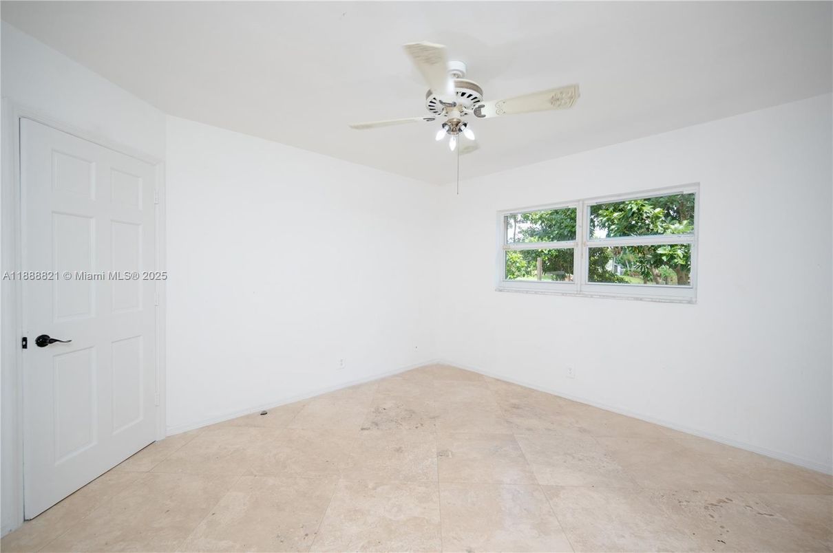 Empty room, Interior