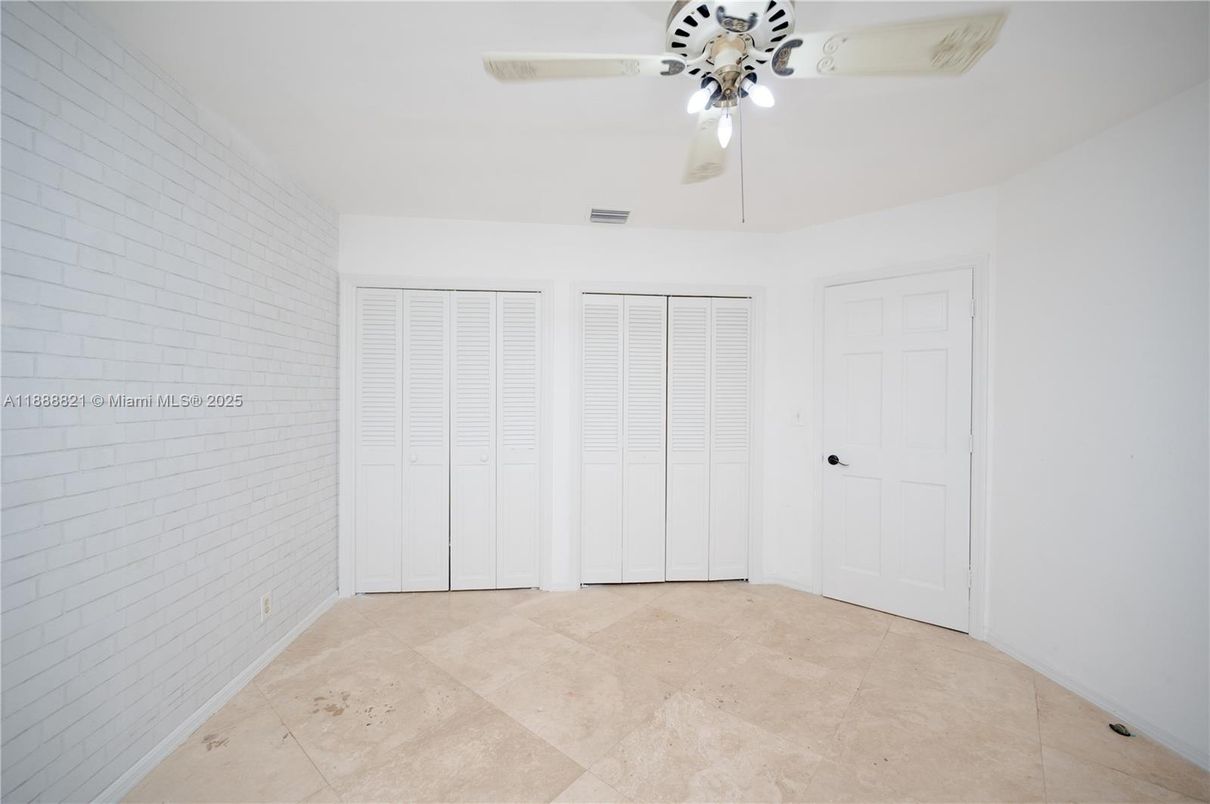 Empty room, Interior