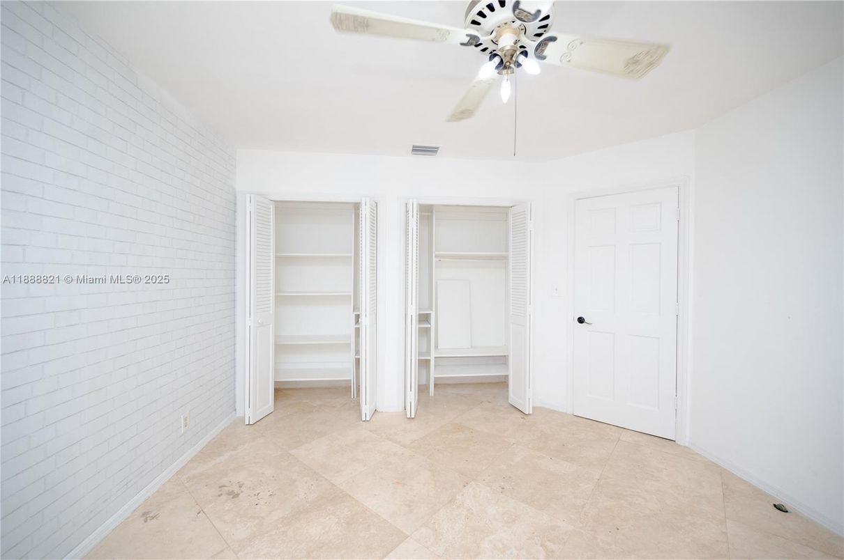Empty room, Interior