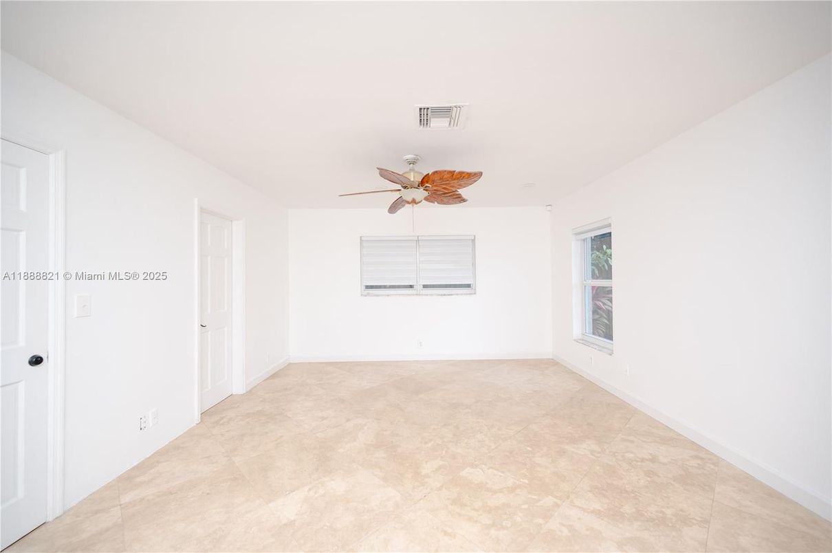 Empty room, Interior