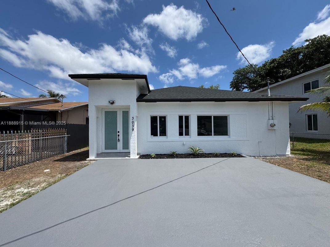 Exterior, Facade, Ranch