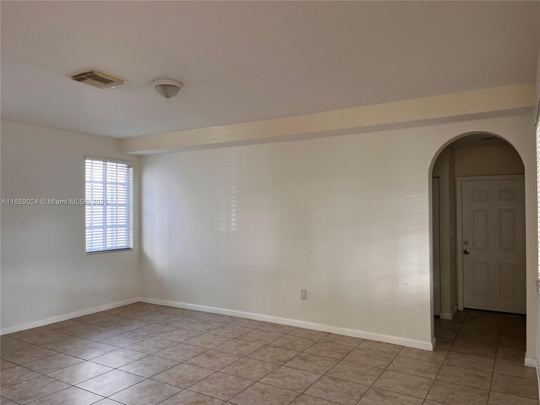 Empty room, Interior