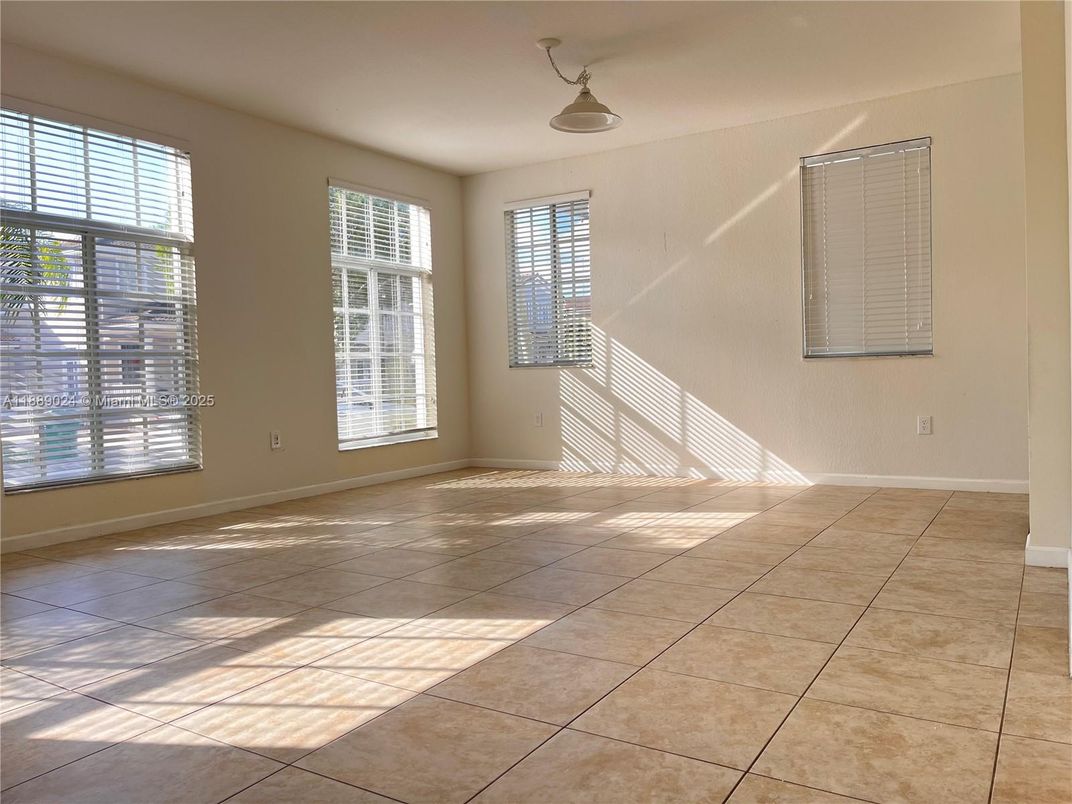 Empty room, Interior