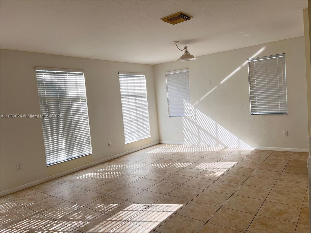 Empty room, Interior