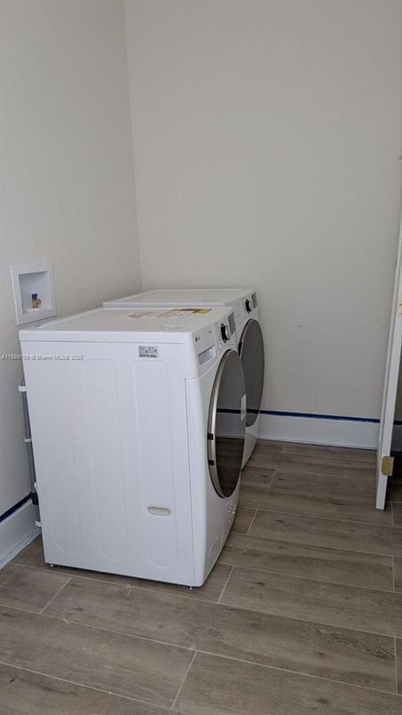 Interior, Washer, Wood Texture Flooring