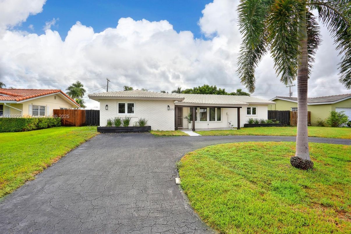 Backyard, Exterior, Facade, Ranch