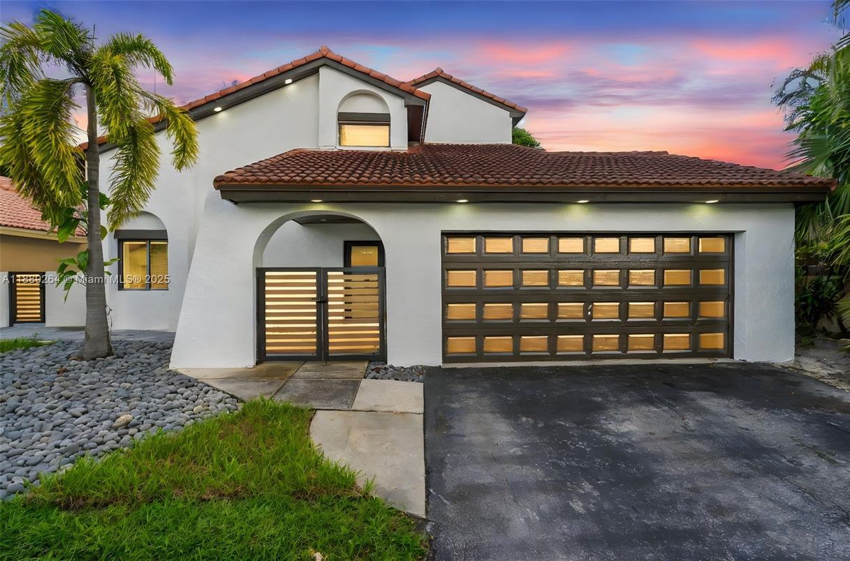 Attached, Exterior, Facade, Spanish Mediterranean
