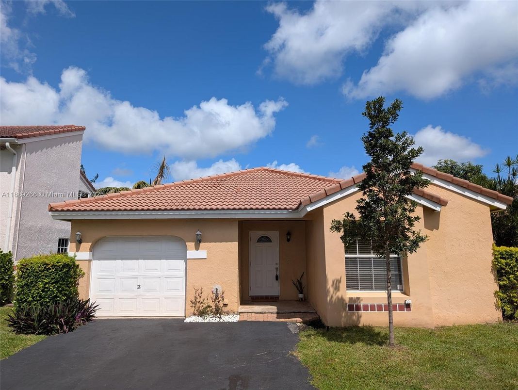 Attached, Exterior, Facade, Mediterranean