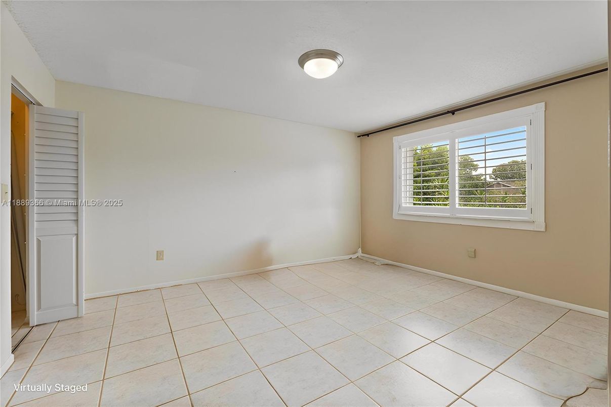 Empty room, Interior