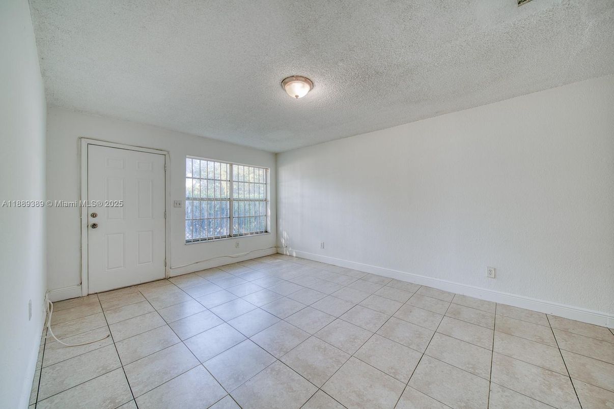 Empty room, Interior