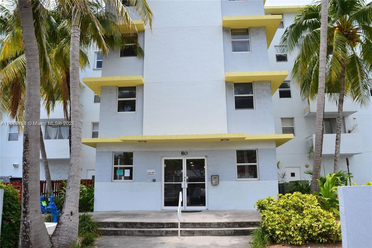 Exterior, Facade, Modern