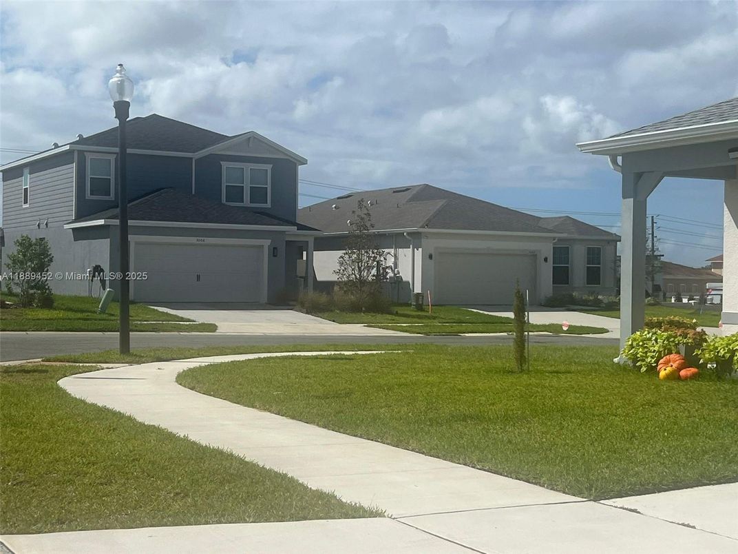 Attached, Exterior, Facade, Ranch