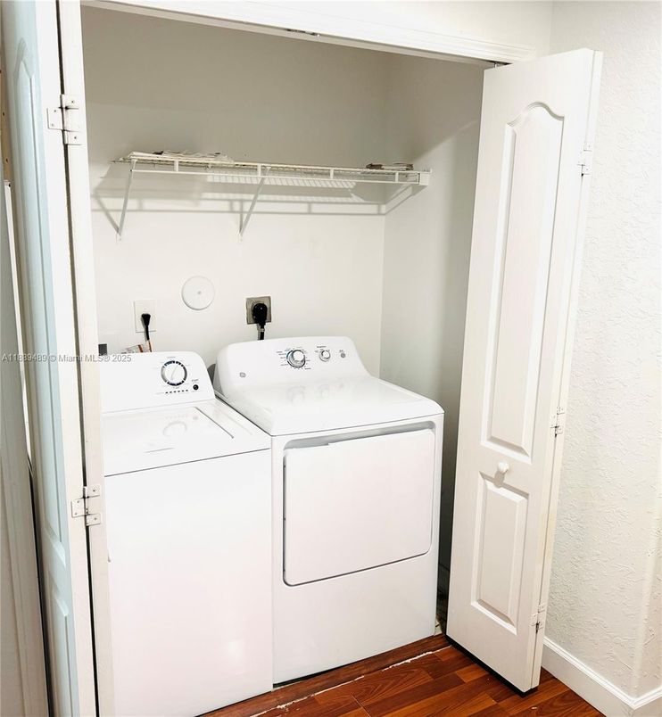 Interior, Utility Closets, Washer, Wood Texture Flooring