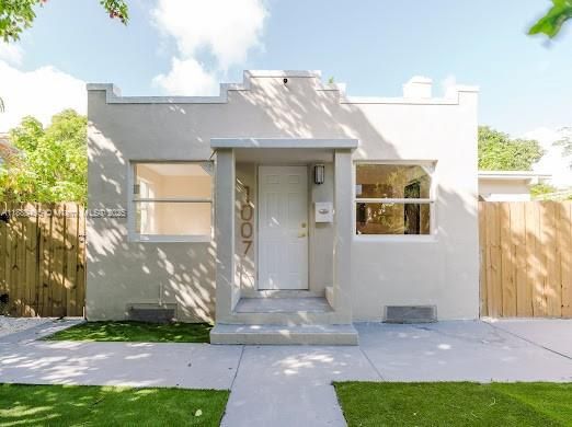 Exterior, Facade, Modern