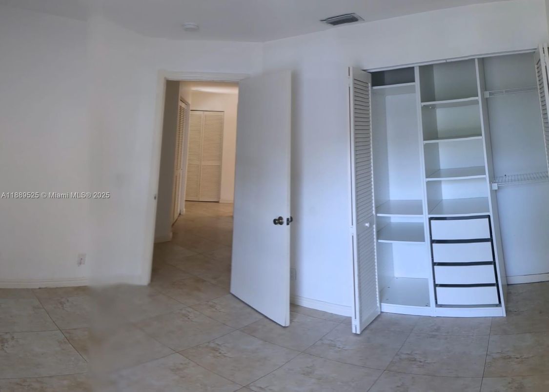 Empty room, Interior