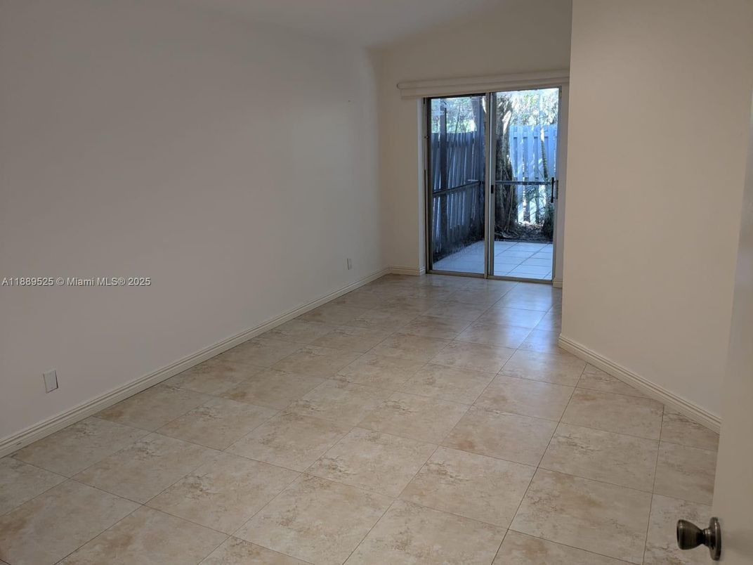 Empty room, Interior