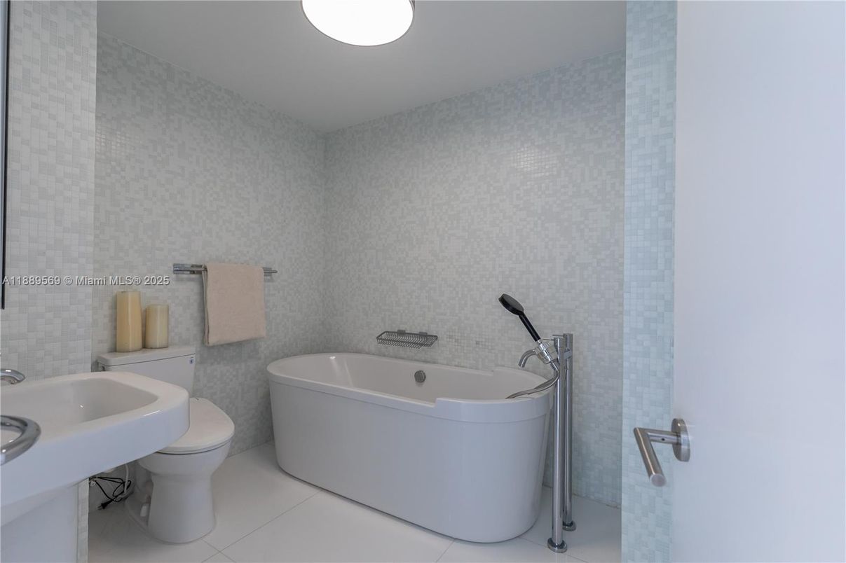 Bathroom, Interior, Recessed Lighting