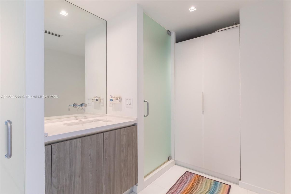 Bathroom, Interior, Recessed Lighting