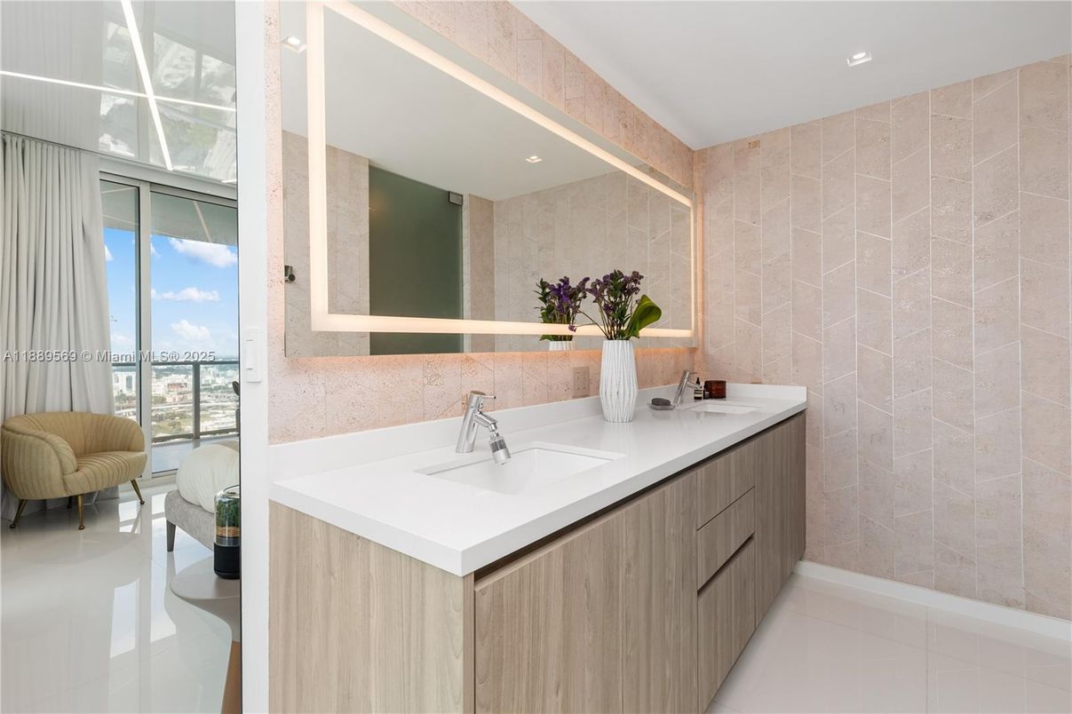 Bathroom, Dual Sink Vanities, Interior, Recessed Lighting