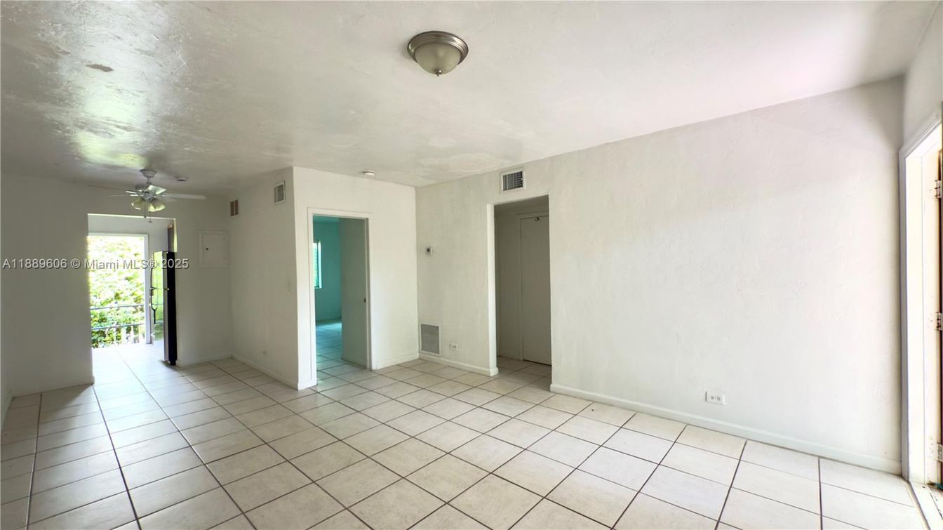 Empty room, Interior