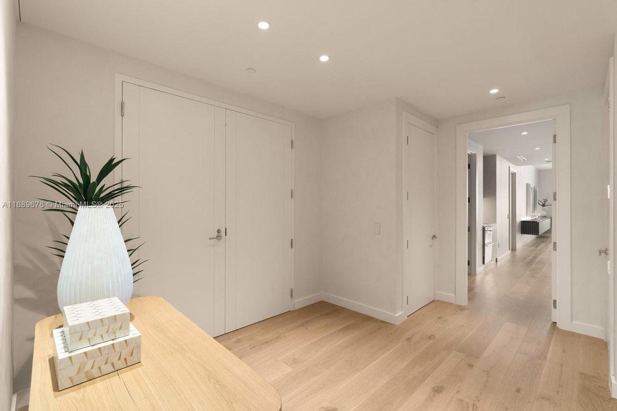 Interior, Recessed Lighting, Wood Texture Flooring