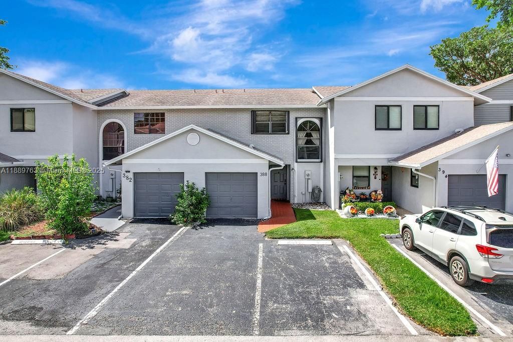 Attached, Exterior, Facade, Split Level