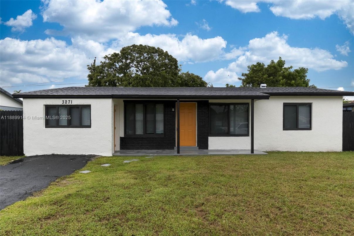 Backyard, Exterior, Facade, Ranch