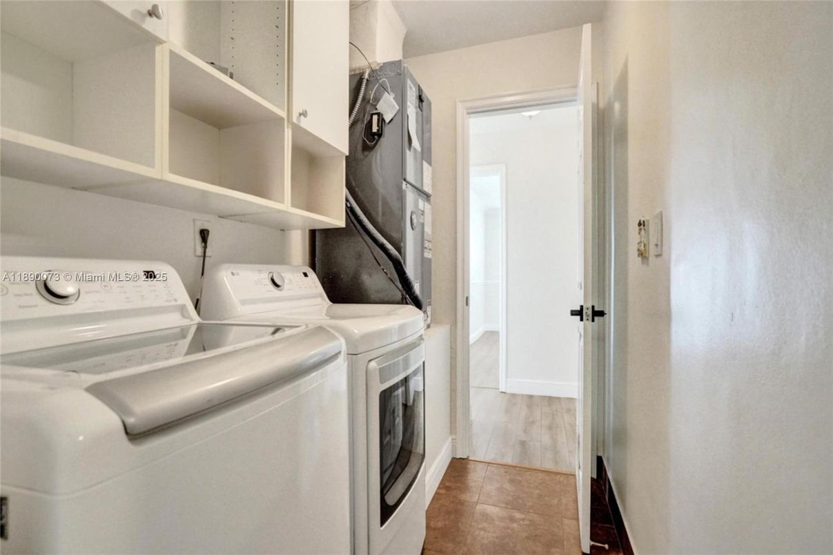 Interior, Washer, Wood Texture Flooring