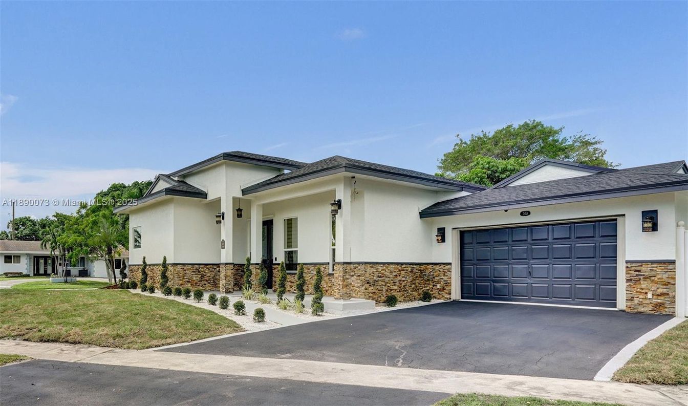 Attached, Exterior, Facade, Ranch