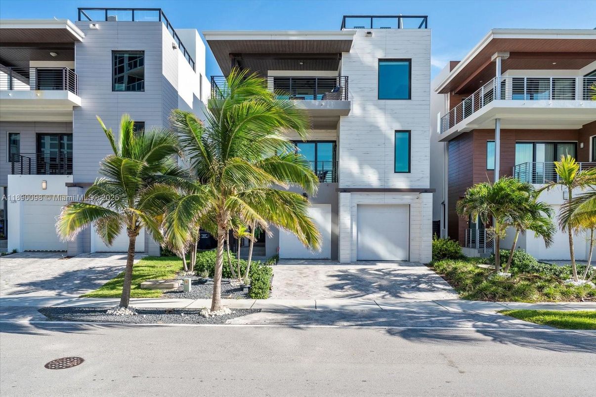 Attached, Exterior, Facade, Modern