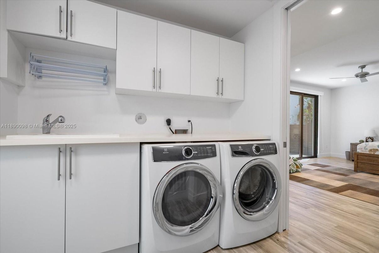 Interior, Recessed Lighting, Washer, Wood Texture Flooring
