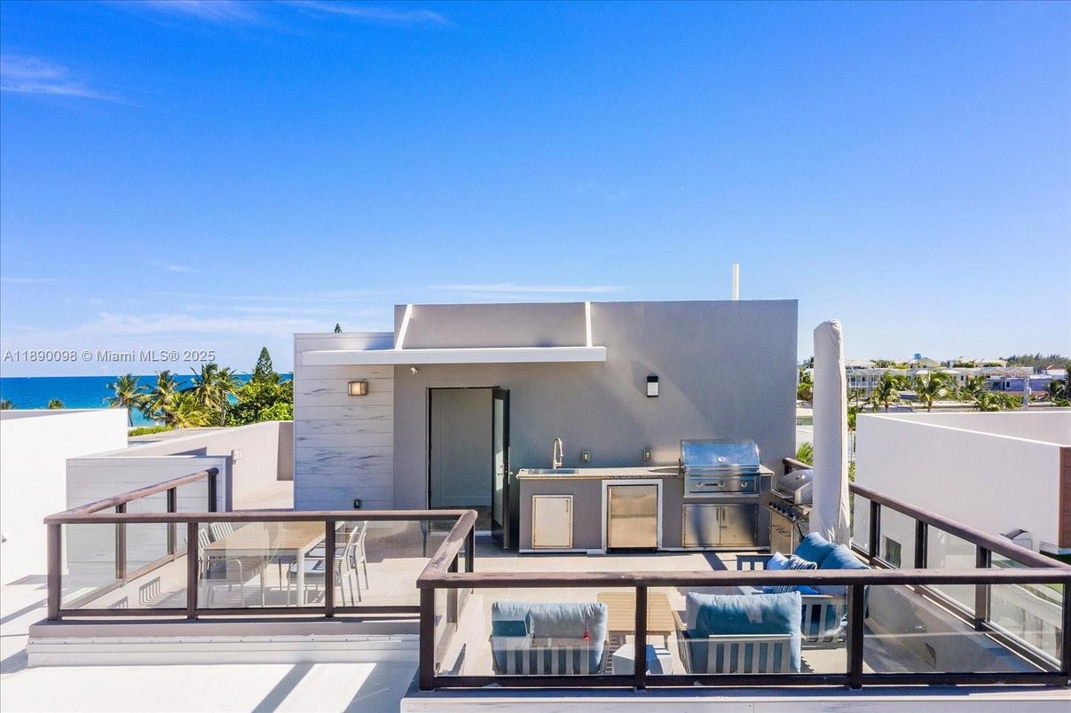 Exterior, Outdoor Kitchen, Water