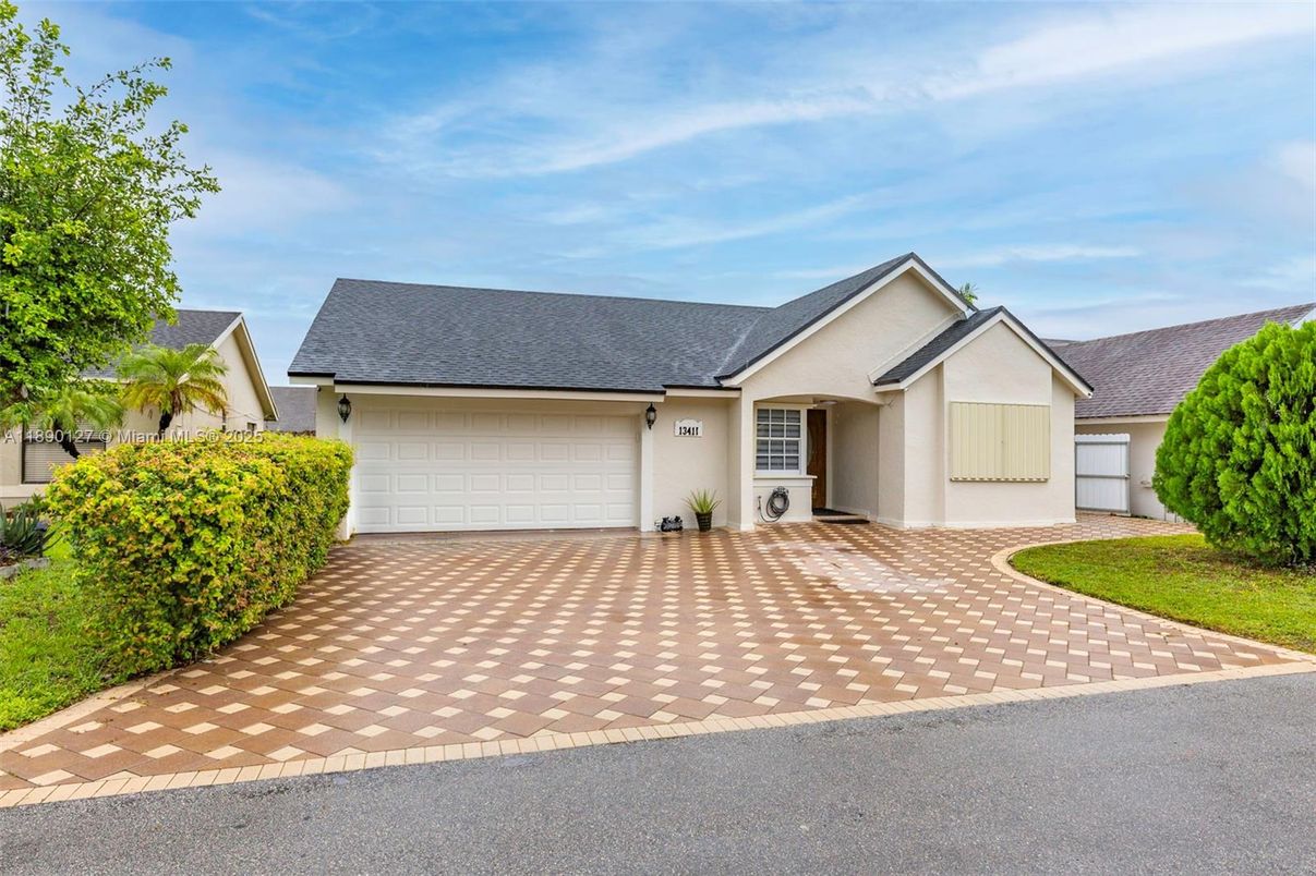 Attached, Exterior, Facade, Ranch