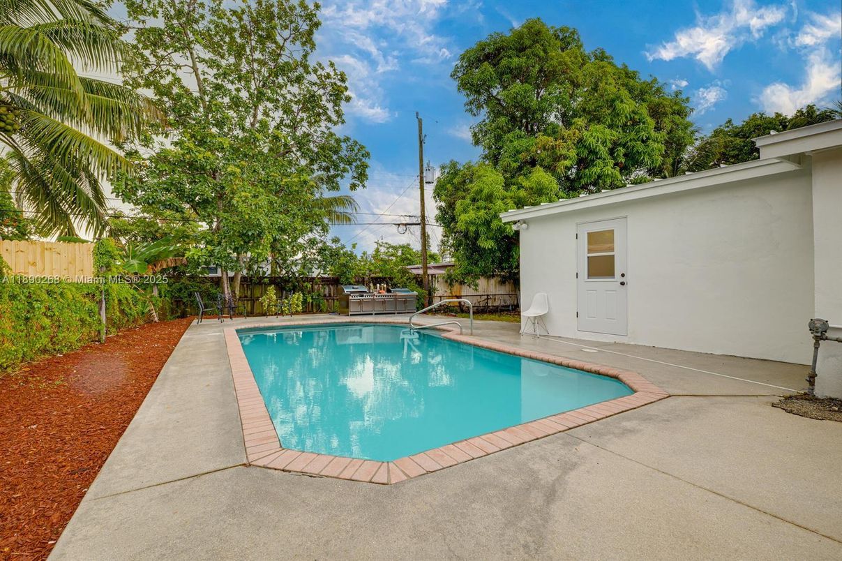 Exterior, Pool