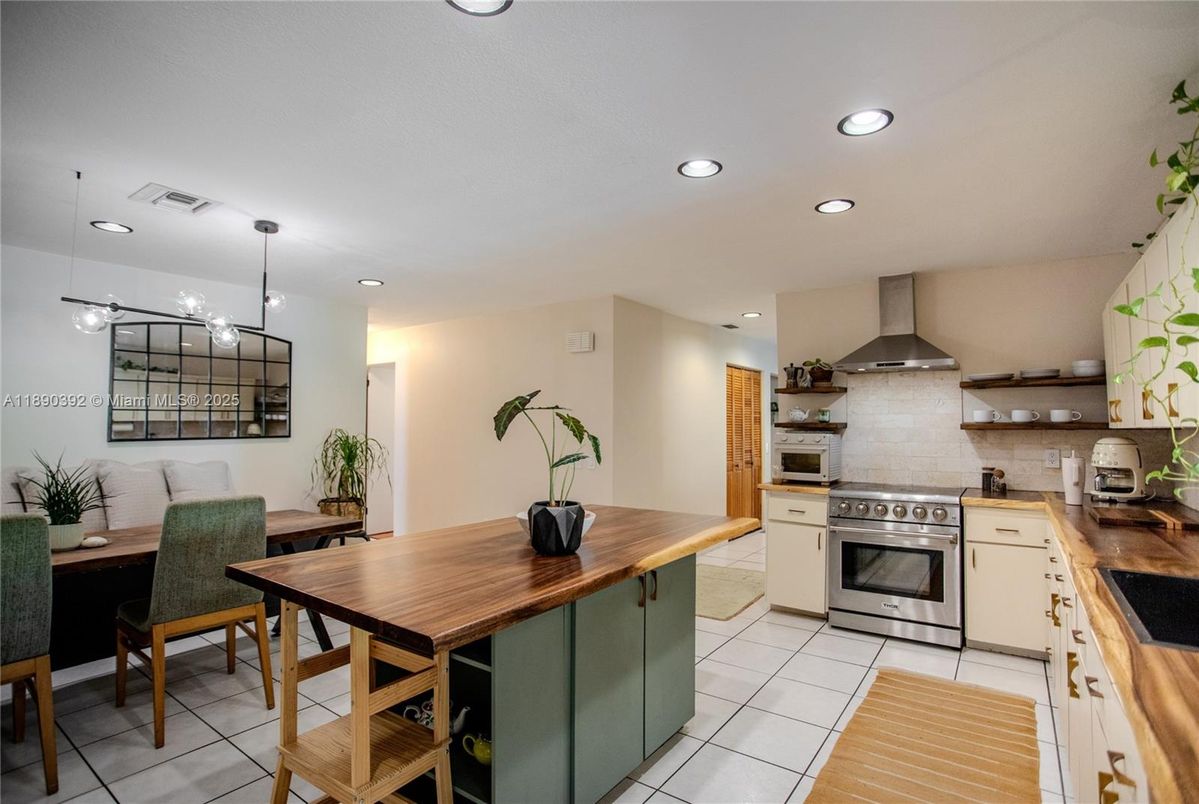 Dining room, Interior, Kitchen, Pendant Lights, Recessed Lighting, Stainless Steel Appliances