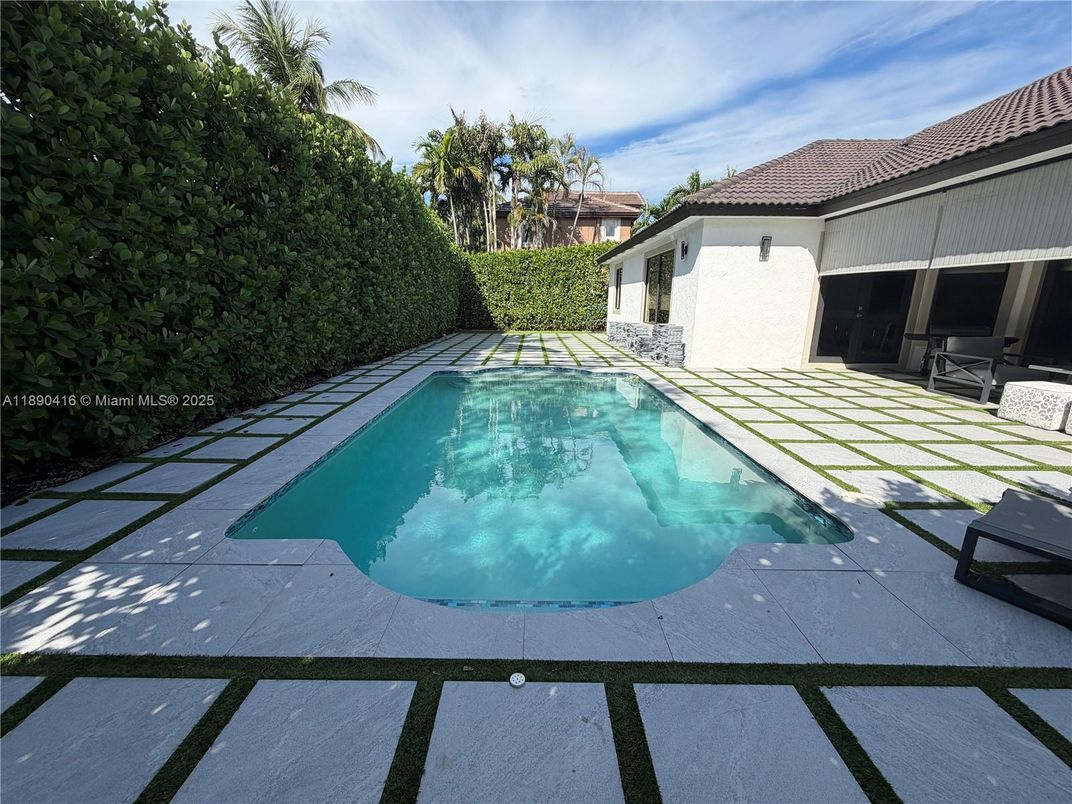 Exterior, Pool