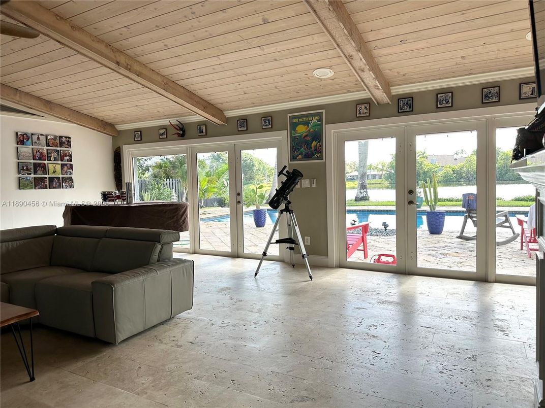 Fitness Equipment, Interior, Living room, Wooden Beams, Wooden Ceilings