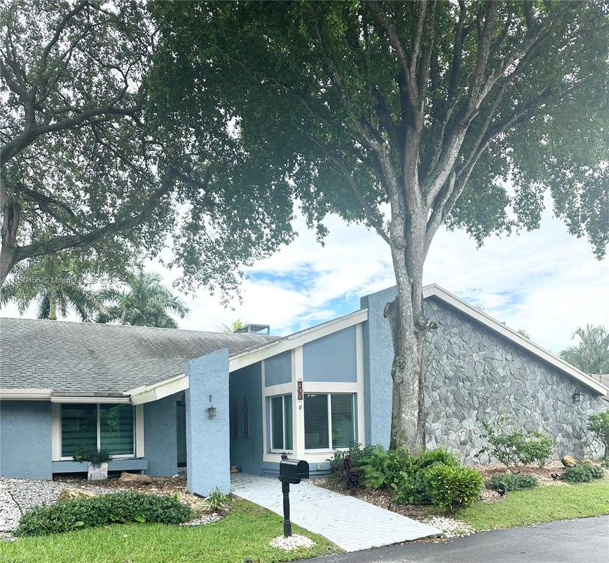 Exterior, Facade, Ranch