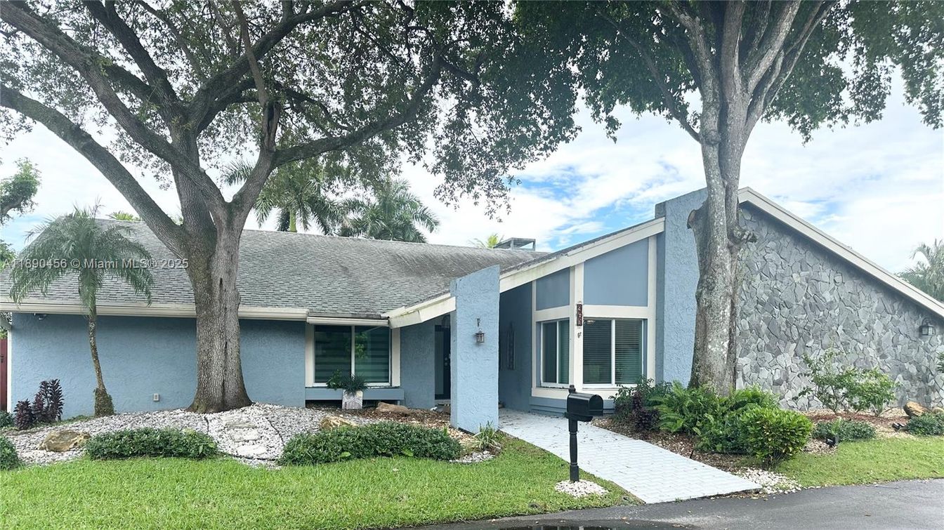 Exterior, Facade, Ranch