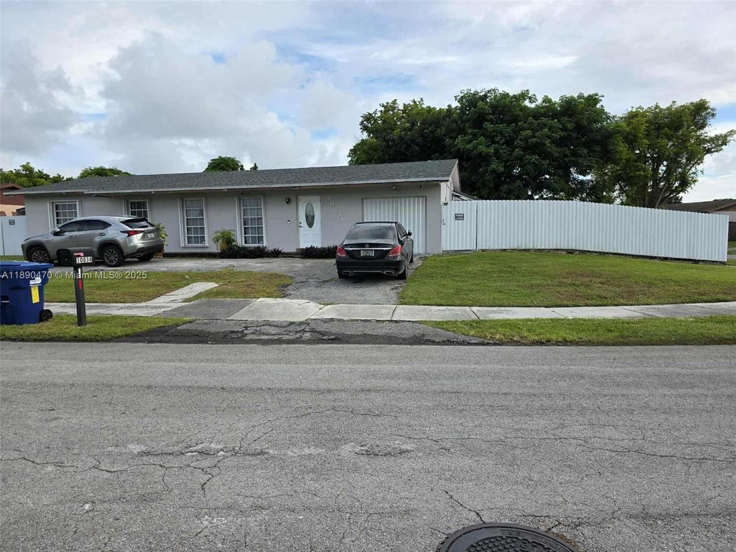 Attached, Exterior, Facade, Ranch