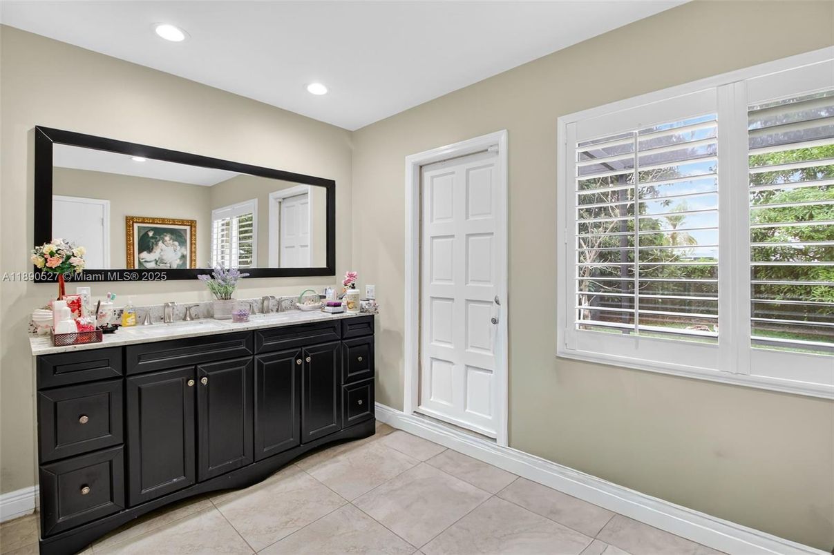 Bathroom, Dual Sink Vanities, Interior, Recessed Lighting