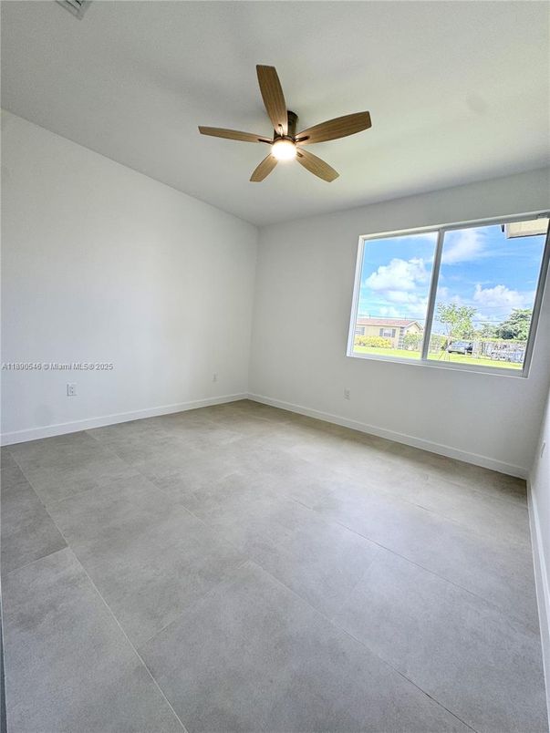 Empty room, Interior