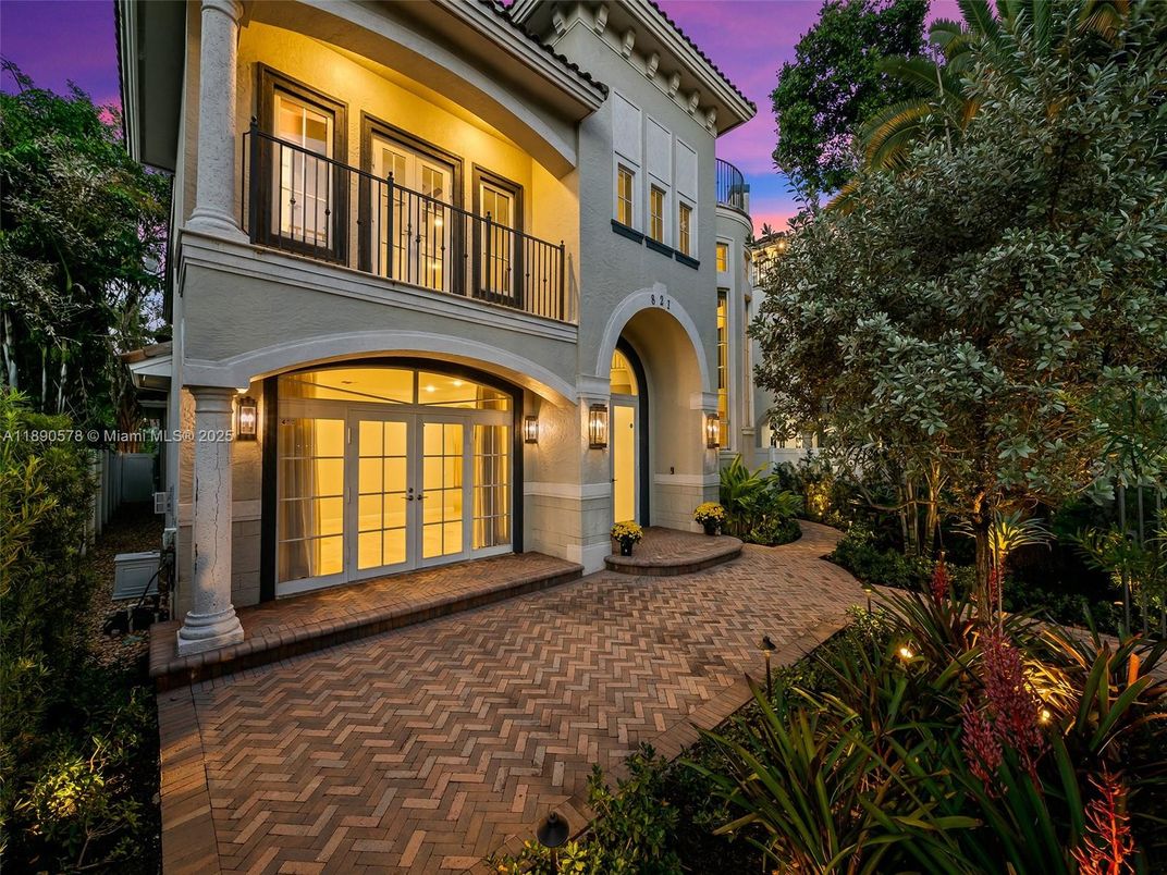 Exterior, Facade, Mediterranean