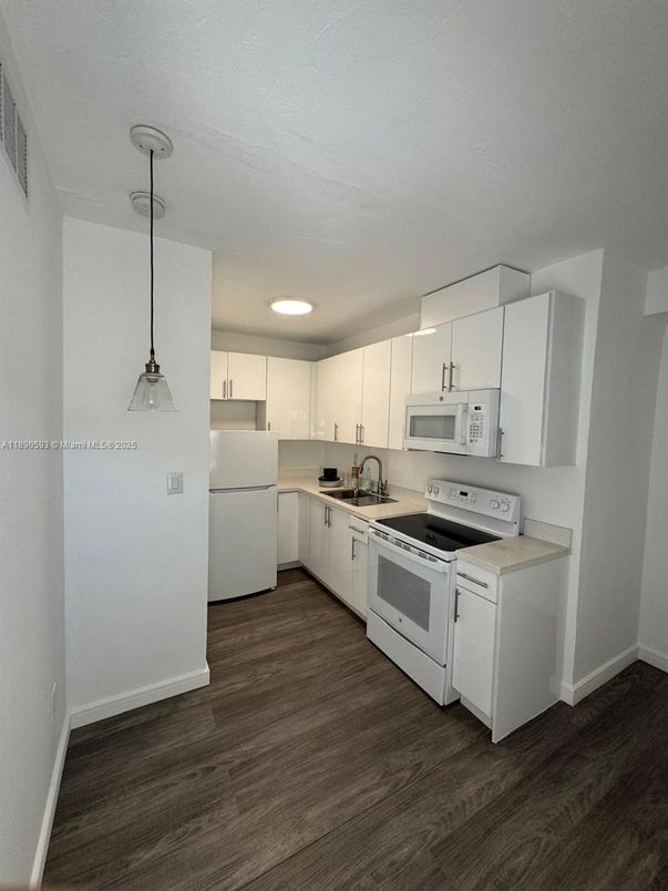 Interior, Kitchen, Pendant Lights, Wood Texture Flooring