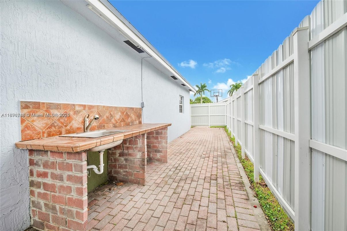Exterior, Outdoor Kitchen
