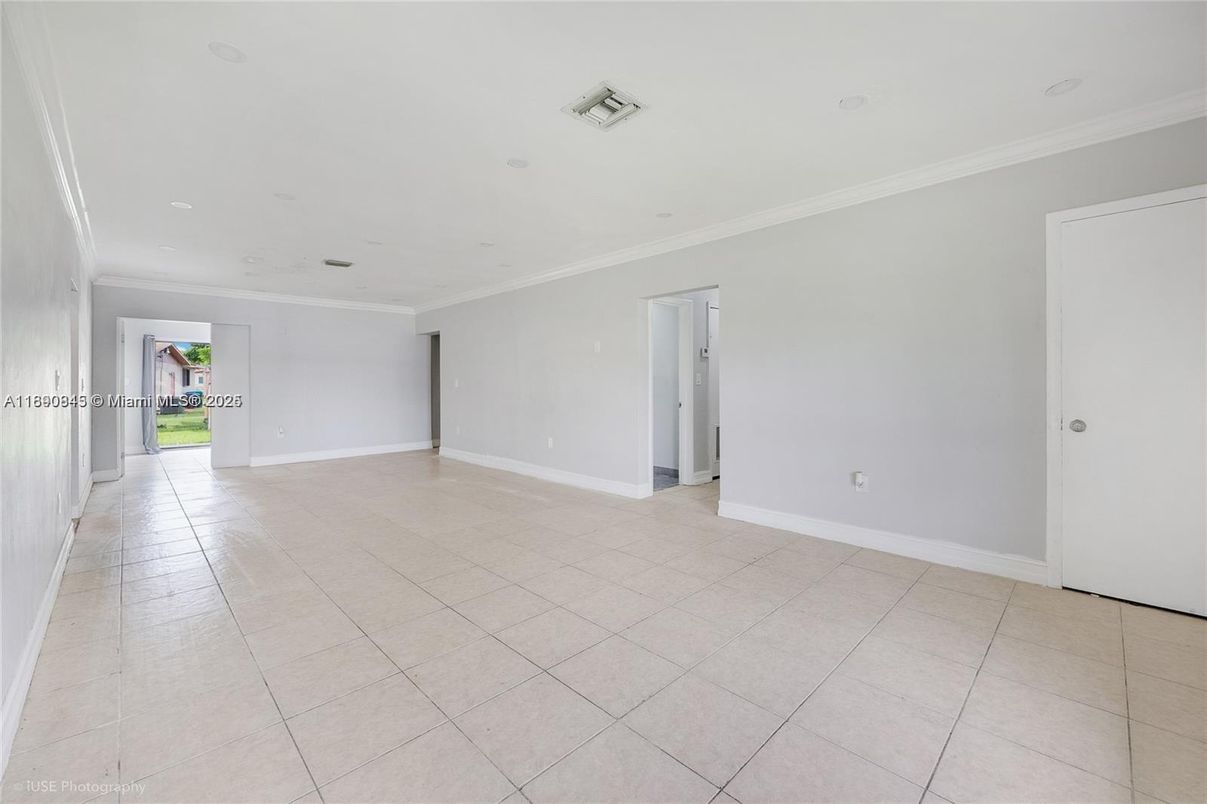 Empty room, Interior, Recessed Lighting